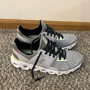 On Cloud Running Women’s Cloudswift Size 9